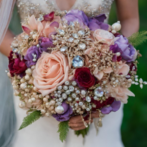 Ekstrawagancki zespół Bloom ozdobiony klejnotami